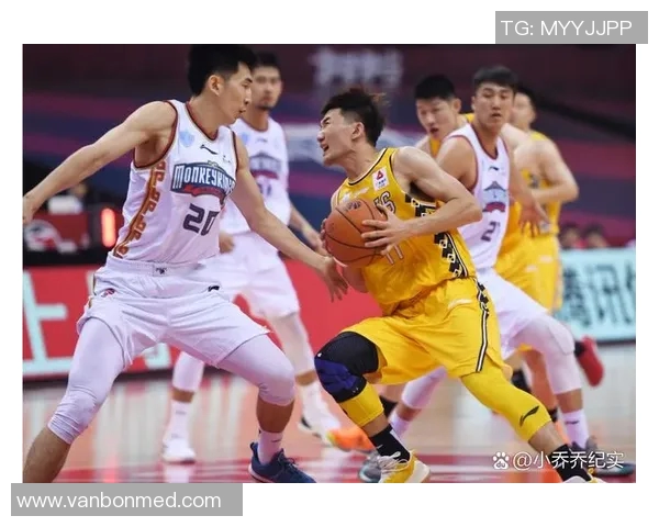 广厦队与上海队激战正酣赛场精彩瞬间回顾与分析