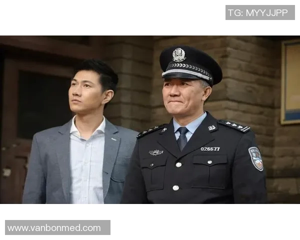 阳光照耀下的秘密对决神秘人背后的真相与勇气的较量