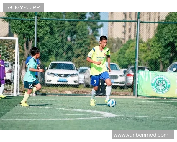 卡塔尔与伊朗足球队激战正酣谁将赢得这场精彩对决