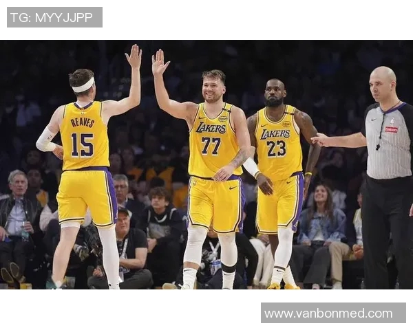 湖人复赛迎战国王全力争胜展现球队实力与斗志 湖人复赛迎战国王全力争胜展现球队实力与斗志