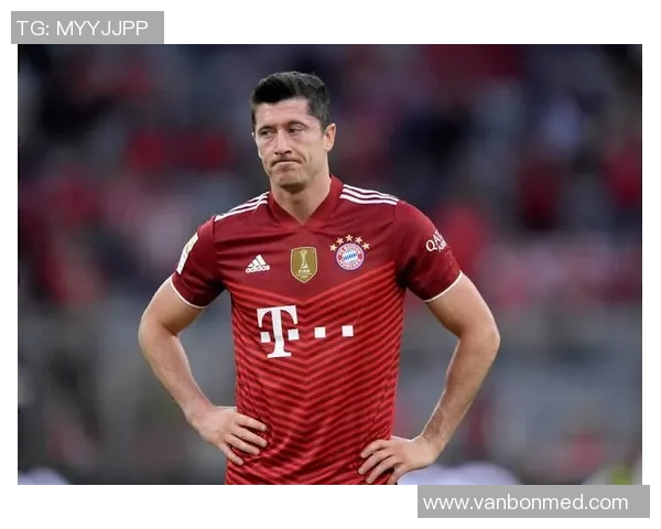 莱万回归对手阵营引发拜仁球迷愤怒指责其忘恩负义